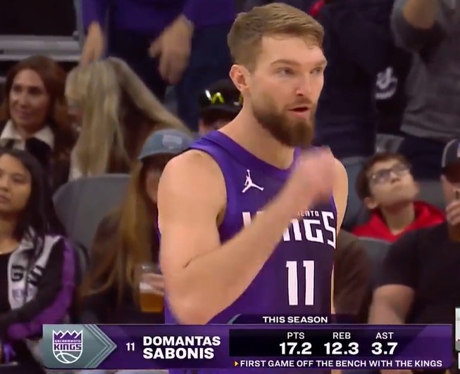 开云平台-欢迎回来！小萨复出&amp;国王生涯首次替补登场 全场观众欢呼鼓掌！